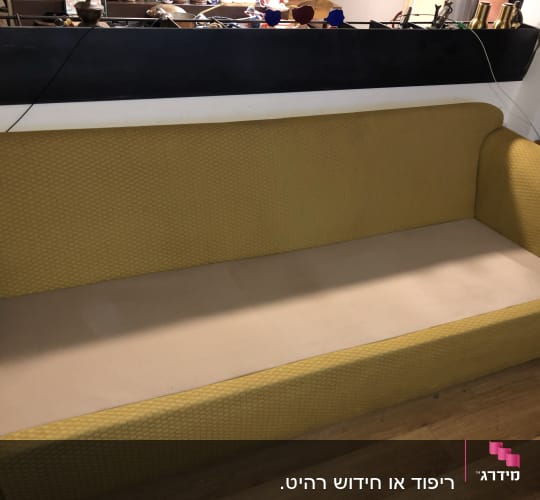 ספה צהובה עם ריפוד חלק על המושב